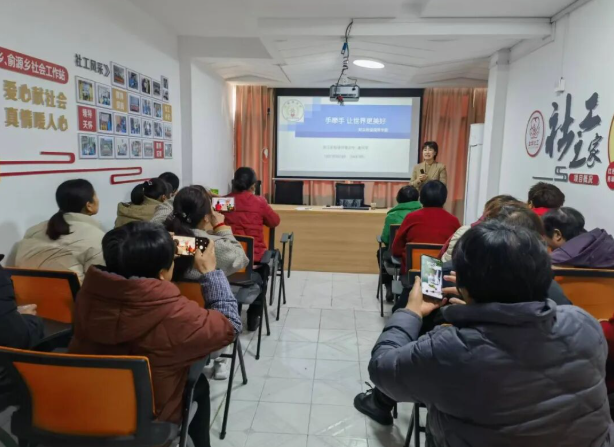 走进村社幼儿园小学展开针对性辅导为留守儿童祖辈开设隔代教育