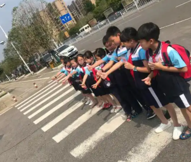 卡通图示生动形式协助小学生文明出行切实提高避险能力 卡通图示生动形式协助小学生文明出行切实提高避险能力
