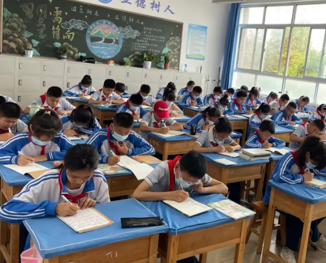 <b>切实满意群众对优质教育资源的需求让优质教育惠及千家万户</b>